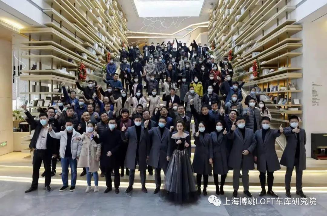 喀什全国一百多人在华侨城汉口道6号参观研讨LOFT专利车库技术！